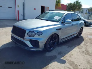 2022 Bentley Bentayga V8 z VIN SJAAM2ZV9NC011752, wystawiony jako IAAI lot #41265000 z przebiegiem Nie podano mil oraz . Historia ofert i sprzedaży dostępna na DreamBid. Obrazek 2.
