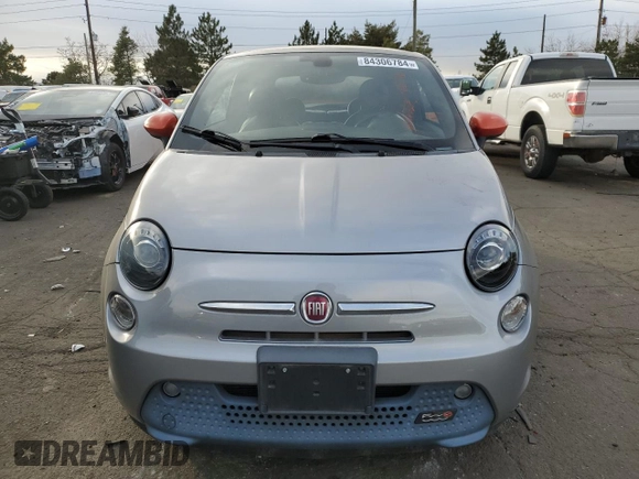 2016 FIAT 500e z VIN 3C3CFFGE5GT155273, wystawiony jako Copart lot #84306784 z przebiegiem 41 909 mil mil oraz Czysty tytuł • Clean title. Historia ofert i sprzedaży dostępna na DreamBid. Obrazek 5.