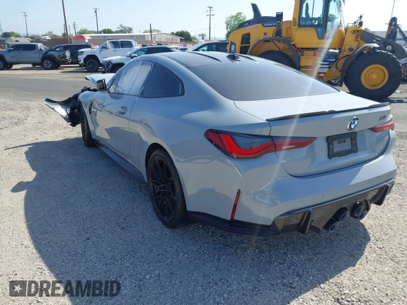 2024 BMW M4 Competition z VIN WBS33AZ05RCP68753, wystawiony jako IAAI lot #42143172 z przebiegiem 6736 mil mil oraz . Historia ofert i sprzedaży dostępna na DreamBid. Obrazek 3.