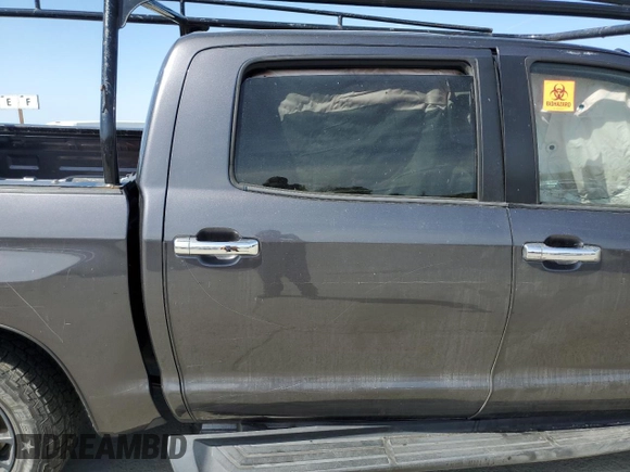 2017 Toyota Tundra Platinum z VIN 5TFAY5F15HX636975, wystawiony jako Copart lot #53922615 z przebiegiem Nie podano mil oraz Szkoda całkowita • Salvage title. Historia ofert i sprzedaży dostępna na DreamBid. Obrazek 10.