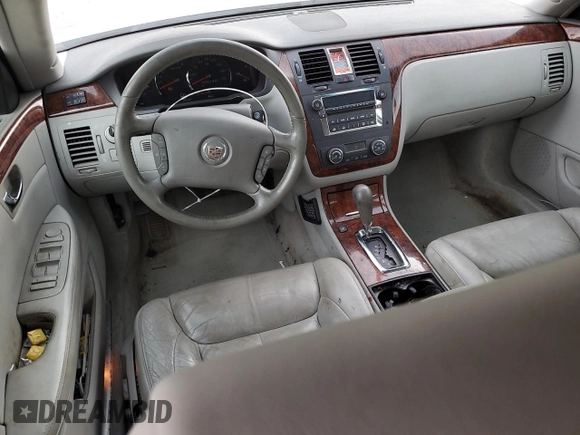 2006 Cadillac DTS 1SD z VIN 1G6KD57Y26U115094, wystawiony jako Copart lot #53534355 z przebiegiem 126 631 mil mil oraz Szkoda całkowita • Salvage title. Historia ofert i sprzedaży dostępna na DreamBid. Obrazek 8.