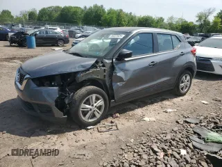2020 Nissan Kicks S z VIN 3N1CP5BV9LL539063, wystawiony jako Copart lot #56322625 z przebiegiem 78 335 mil mil oraz Szkody całkowita. Historia ofert i sprzedaży dostępna na DreamBid. Obrazek 1.