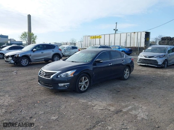 2014 Nissan Altima 2.5 SV with VIN 1N4AL3AP0EC141266, listed as a IAAI auction lot 42012569 with 211,877 mi miles. Bid and sale history available at carsss.com. Image 2.