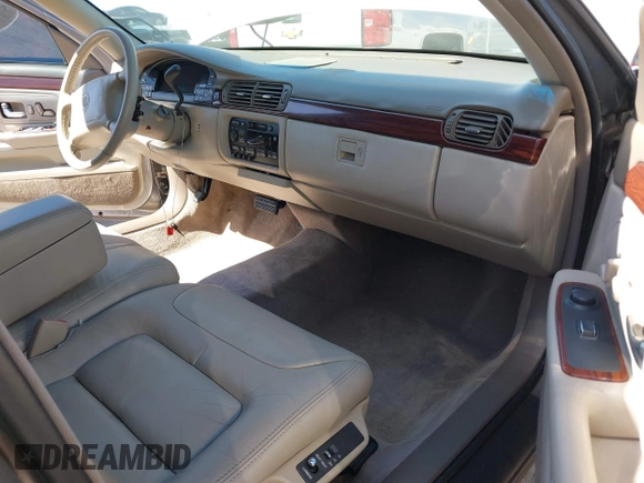 1998 Cadillac DeVille z VIN 1G6KD54Y4WU800220, wystawiony jako IAAI lot #41818035 z przebiegiem 121 555 mil mil oraz . Historia ofert i sprzedaży dostępna na DreamBid. Obrazek 5.