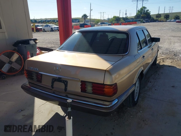 1988 Mercedes-Benz 420 with VIN WDBCA35DXJA370020, listed as a IAAI auction lot 41464756 with 110,166 mi miles. Bid and sale history available at carsss.com. Image 4.