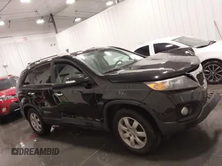 2013 Kia Sorento LX z VIN 5XYKTCA62DG338648, wystawiony jako IAAI lot #42352573 z przebiegiem 164 486 mil mil oraz . Historia ofert i sprzedaży dostępna na DreamBid. Obrazek 13.