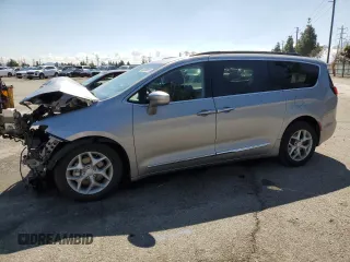 2017 Chrysler Pacifica Touring L z VIN 2C4RC1BG7HR533351, wystawiony jako Copart lot #48390625 z przebiegiem 74 298 mil mil oraz Szkoda całkowita • Salvage title. Historia ofert i sprzedaży dostępna na DreamBid. Obrazek 1.