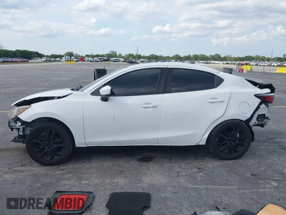 2019 Toyota Yaris L z VIN 3MYDLBYV0KY517300, wystawiony jako IAAI lot #41446298 z przebiegiem 144 666 mil mil oraz . Historia ofert i sprzedaży dostępna na DreamBid. Obrazek 14.