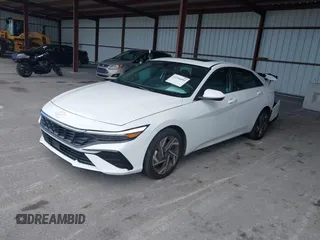 2025 Hyundai Elantra SEL Convenience z VIN KMHLS4DG6SU905114, wystawiony jako IAAI lot #42356092 z przebiegiem 9 569 mil mil oraz . Historia ofert i sprzedaży dostępna na DreamBid. Obrazek 2.