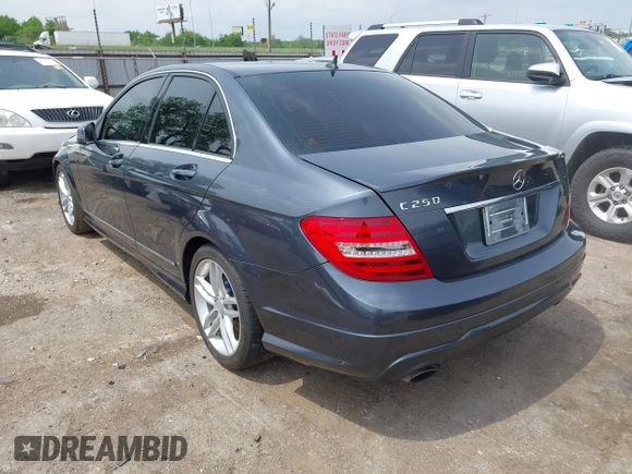 2013 Mercedes-Benz C 250 Sport z VIN WDDGF4HB5DA781713, wystawiony jako IAAI lot #42109186 z przebiegiem 142 167 mil mil oraz . Historia ofert i sprzedaży dostępna na DreamBid. Obrazek 3.