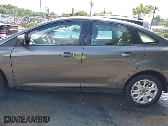 2012 Ford Focus SE z VIN 1FAHP3F22CL125941, wystawiony jako IAAI lot #42176898 z przebiegiem 157 940 mil mil oraz . Historia ofert i sprzedaży dostępna na DreamBid. Obrazek 14.