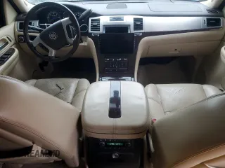 2008 Cadillac Escalade z VIN 1GYEC63888R100205, wystawiony jako Copart lot #46505685 z przebiegiem 159 066 mil mil oraz Szkody całkowita. Historia ofert i sprzedaży dostępna na DreamBid. Obrazek 8.