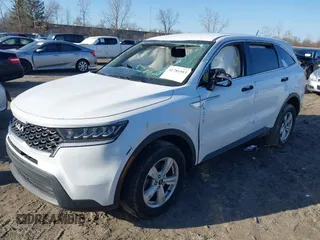 2022 Kia Sorento LX z VIN 5XYRGDLC7NG148891, wystawiony jako IAAI lot #41781953 z przebiegiem 58 100 mil mil oraz . Historia ofert i sprzedaży dostępna na DreamBid. Obrazek 17.