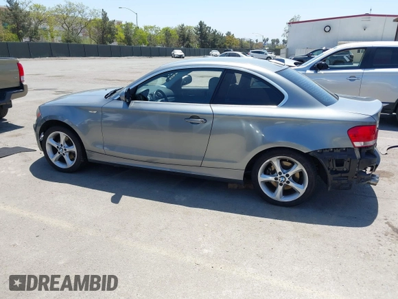 2011 BMW 1 Series 128i z VIN WBAUP9C58BVL89949, wystawiony jako IAAI lot #42086813 z przebiegiem 115 723 mil mil oraz . Historia ofert i sprzedaży dostępna na DreamBid. Obrazek 14.