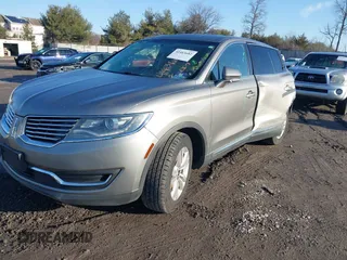 2017 Lincoln MKX Premiere z VIN 2LMPJ8JR3HBL43225, wystawiony jako IAAI lot #41463682 z przebiegiem 121 108 mil mil oraz . Historia ofert i sprzedaży dostępna na DreamBid. Obrazek 20.