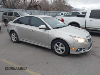 2014 Chevrolet Cruze 1LT z VIN 1G1PC5SB0E7163479, wystawiony jako IAAI lot #41785998 z przebiegiem 179 734 mil mil oraz . Historia ofert i sprzedaży dostępna na DreamBid. Obrazek 1.