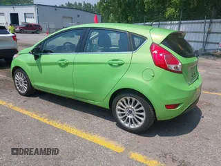 2014 Ford Fiesta Titanium z VIN 3FADP4FJ7EM203322, wystawiony jako IAAI lot #42448840 z przebiegiem 91 901 mil mil oraz . Historia ofert i sprzedaży dostępna na DreamBid. Obrazek 3.
