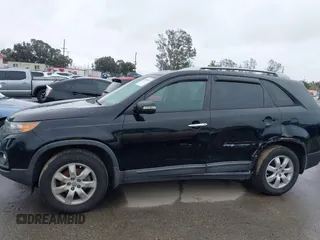 2013 Kia Sorento LX z VIN 5XYKT3A68DG388695, wystawiony jako IAAI lot #41809229 z przebiegiem 157 966 mil mil oraz . Historia ofert i sprzedaży dostępna na DreamBid. Obrazek 14.