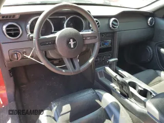 2005 Ford Mustang Deluxe z VIN 1ZVFT80N555129676, wystawiony jako Copart lot #52985715 z przebiegiem 135 160 mil mil oraz Szkoda całkowita • Salvage title. Historia ofert i sprzedaży dostępna na DreamBid. Obrazek 8.