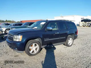 2008 Chevrolet Tahoe 1LT z VIN 1GNFC13J18J107597, wystawiony jako IAAI lot #38245407 z przebiegiem 152 950 mil mil oraz . Historia ofert i sprzedaży dostępna na DreamBid. Obrazek 2.
