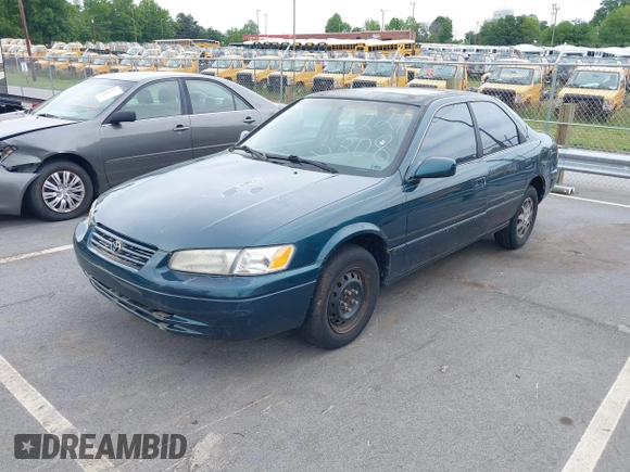 1998 Toyota Camry LE z VIN 4T1BG22K0WU372241, wystawiony jako IAAI lot #42215308 z przebiegiem 136 942 mil mil oraz . Historia ofert i sprzedaży dostępna na DreamBid. Obrazek 2.