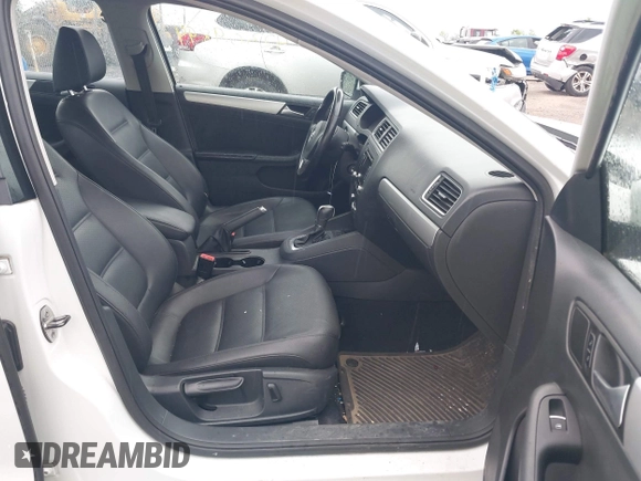 2014 Volkswagen Jetta SE z VIN 3VWD17AJ5EM417940, wystawiony jako IAAI lot #42309894 z przebiegiem 118 208 mil mil oraz . Historia ofert i sprzedaży dostępna na DreamBid. Obrazek 5.