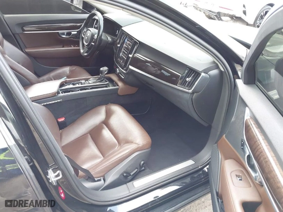 2018 Volvo S90 Momentum with VIN LVY982AK8JP005735, listed as a IAAI auction lot 41703970 with 98,080 mi miles. Bid and sale history available at carsss.com. Image 5.