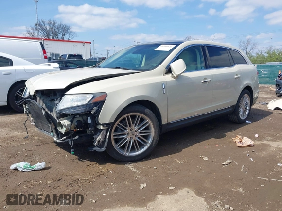 2014 Lincoln MKT EcoBoost z VIN 2LMHJ5AT0EBL56623, wystawiony jako IAAI lot #41940920 z przebiegiem 138 911 mil mil oraz . Historia ofert i sprzedaży dostępna na DreamBid. Obrazek 18.