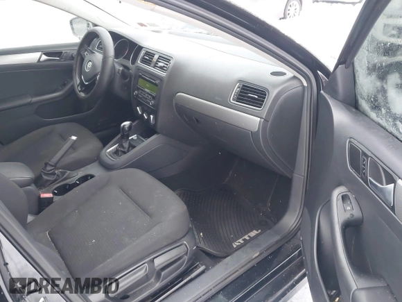 2015 Volkswagen Jetta SE z VIN 3VWD17AJ8FM321933, wystawiony jako IAAI lot #41177805 z przebiegiem 125 987 mil mil oraz . Historia ofert i sprzedaży dostępna na DreamBid. Obrazek 5.