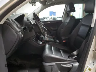 2013 Volkswagen Tiguan SE z VIN WVGBV3AX1DW579506, wystawiony jako Copart lot #52719575 z przebiegiem 163 471 mil mil oraz Szkoda całkowita • Salvage title. Historia ofert i sprzedaży dostępna na DreamBid. Obrazek 7.
