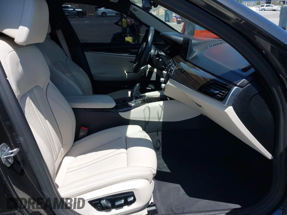 2020 BMW 5 Series M550i xDrive z VIN WBAJS7C07LBN96264, wystawiony jako IAAI lot #42478429 z przebiegiem 46 035 mil mil oraz . Historia ofert i sprzedaży dostępna na DreamBid. Obrazek 5.