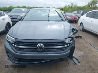 2024 Volkswagen Jetta Sport z VIN 3VWBM7BUXRM034024, wystawiony jako IAAI lot #42242892 z przebiegiem 7 996 mil mil oraz . Historia ofert i sprzedaży dostępna na DreamBid. Obrazek 13.