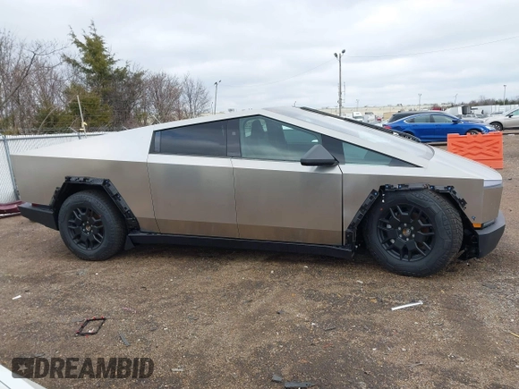 2024 Tesla Cybertruck z VIN 7G2CEHED6RA042416, wystawiony jako IAAI lot #41324245 z przebiegiem 332 mil mil oraz . Historia ofert i sprzedaży dostępna na DreamBid. Obrazek 13.