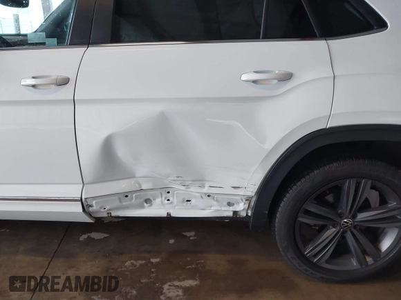 2021 Volkswagen Atlas SE z VIN 1V2NE2CA4MC201281, wystawiony jako IAAI lot #41242760 z przebiegiem 95 209 mil mil oraz . Historia ofert i sprzedaży dostępna na DreamBid. Obrazek 6.