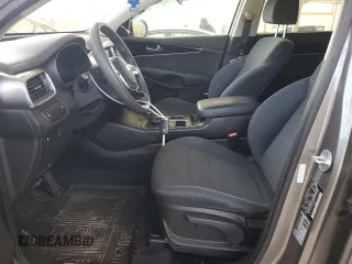 2019 Kia Sorento L z VIN 5XYPG4A32KG479030, wystawiony jako Copart lot #50903745 z przebiegiem 154 418 mil mil oraz Szkoda całkowita • Salvage title. Historia ofert i sprzedaży dostępna na DreamBid. Obrazek 7.