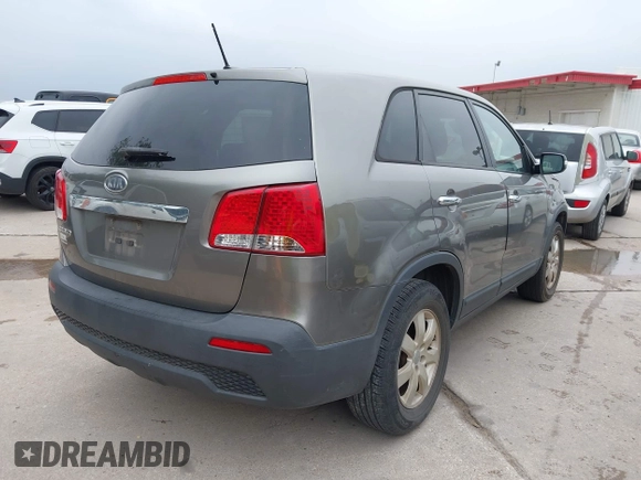 2012 Kia Sorento LX z VIN 5XYKT3A17CG295038, wystawiony jako IAAI lot #42294463 z przebiegiem 185 089 mil mil oraz . Historia ofert i sprzedaży dostępna na DreamBid. Obrazek 4.
