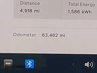 2022 Tesla Model 3 Long Range z VIN 5YJ3E1EB1NF192570, wystawiony jako IAAI lot #42230750 z przebiegiem 63 462 mil mil oraz . Historia ofert i sprzedaży dostępna na DreamBid. Obrazek 15.