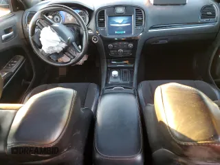 2020 Chrysler 300 S z VIN 2C3CCABG1LH255488, wystawiony jako Copart lot #83475054 z przebiegiem 98 252 mil mil oraz Szkoda całkowita • Salvage title. Historia ofert i sprzedaży dostępna na DreamBid. Obrazek 8.