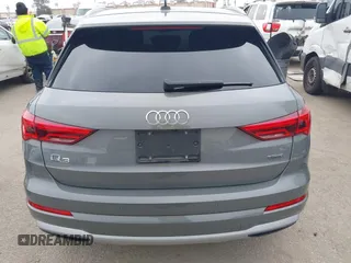 2020 Audi Q3 Premium z VIN WA1AECF32L1061271, wystawiony jako IAAI lot #42038795 z przebiegiem 23 902 mil mil oraz . Historia ofert i sprzedaży dostępna na DreamBid. Obrazek 17.