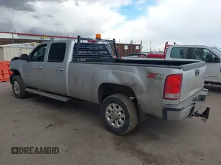 2013 GMC Sierra 2500HD SLT z VIN 1GT121C83DF202114, wystawiony jako IAAI lot #41669669 z przebiegiem 179 676 mil mil oraz . Historia ofert i sprzedaży dostępna na DreamBid. Obrazek 3.