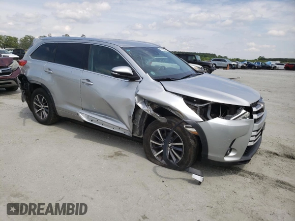 2017 Toyota Highlander XLE z VIN 5TDJZRFH7HS371631, wystawiony jako Copart lot #57122355 z przebiegiem 97 918 mil mil oraz Szkoda całkowita • Salvage title. Historia ofert i sprzedaży dostępna na DreamBid. Obrazek 4.