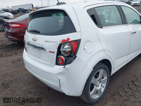 2016 Chevrolet Sonic LTZ z VIN 1G1JE6SB9G4146075, wystawiony jako IAAI lot #41750534 z przebiegiem 103 240 mil mil oraz . Historia ofert i sprzedaży dostępna na DreamBid. Obrazek 6.