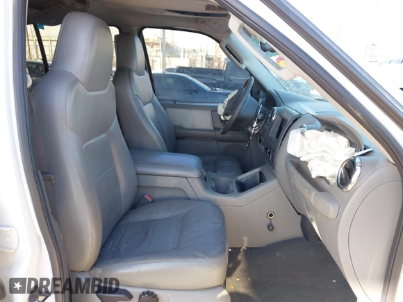 2005 Ford Expedition Special Service with VIN 1FMPU15575LA65295, listed as a IAAI auction lot 41658019 with 200,948 mi miles. Bid and sale history available at carsss.com. Image 5.