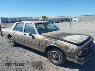 1984 Chevrolet Caprice z VIN 1G1AN69H9EH136601, wystawiony jako IAAI lot #41664097 z przebiegiem 85 121 mil mil oraz . Historia ofert i sprzedaży dostępna na DreamBid. Obrazek 1.