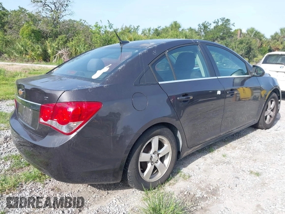 2014 Chevrolet Cruze 1LT z VIN 1G1PC5SB8E7303536, wystawiony jako IAAI lot #42440931 z przebiegiem 184 938 mil mil oraz . Historia ofert i sprzedaży dostępna na DreamBid. Obrazek 4.