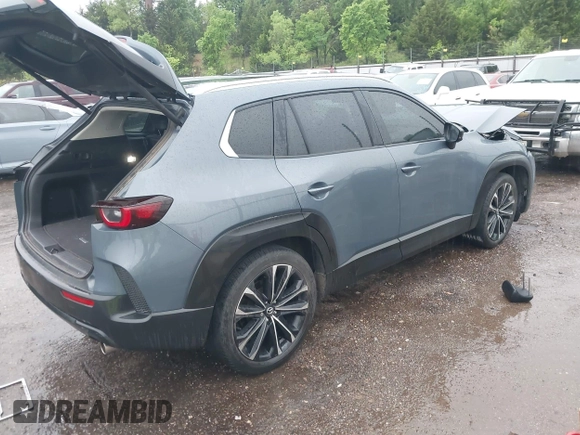 2023 Mazda CX-50 S Premium Plus z VIN 7MMVABEMXPN104518, wystawiony jako IAAI lot #42184893 z przebiegiem 61 991 mil mil oraz . Historia ofert i sprzedaży dostępna na DreamBid. Obrazek 4.