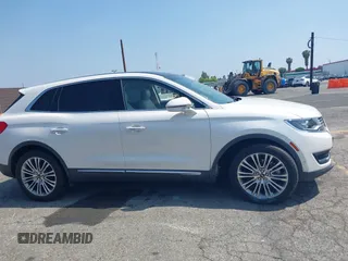 2017 Lincoln MKX Reserve z VIN 2LMPJ6LP2HBL49047, wystawiony jako IAAI lot #42151969 z przebiegiem 65 719 mil mil oraz . Historia ofert i sprzedaży dostępna na DreamBid. Obrazek 13.