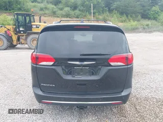2018 Chrysler Pacifica Touring L z VIN 2C4RC1BG8JR262158, wystawiony jako IAAI lot #42182431 z przebiegiem 65 890 mil mil oraz . Historia ofert i sprzedaży dostępna na DreamBid. Obrazek 16.