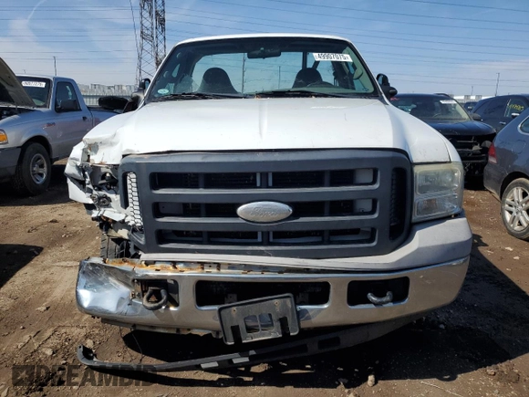 2007 Ford F-250 XL z VIN 1FTNF20517EA27507, wystawiony jako Copart lot #49907075 z przebiegiem 298 441 mil mil oraz Czysty tytuł • Clean title. Historia ofert i sprzedaży dostępna na DreamBid. Obrazek 5.