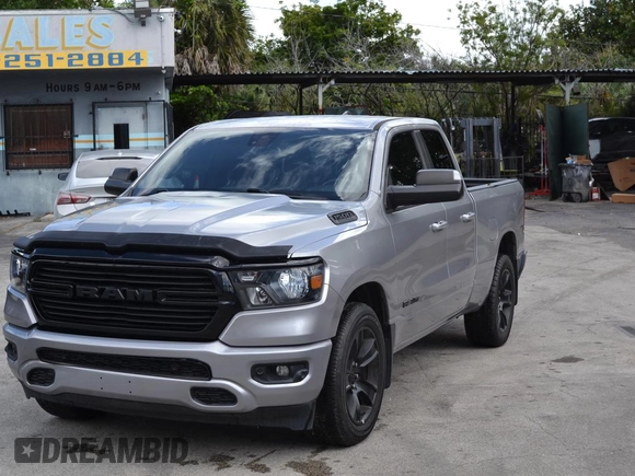 2021 Ram 1500 Big Horn z VIN 1C6RREBT3MN811115, wystawiony jako Copart lot #48342715 z przebiegiem 70 823 mil mil oraz Szkoda całkowita • Salvage title. Historia ofert i sprzedaży dostępna na DreamBid. Obrazek 1.